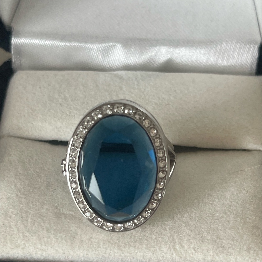 Authentic Origami Owl Silver Blue Prism locket ring.